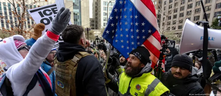 Minneapolis anti-ICE protesters clash with far-right group